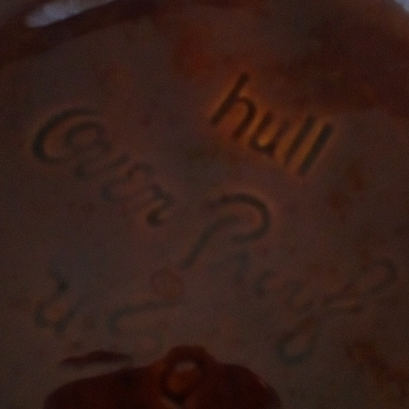 Hull pottery 6" & 4 quart bean pot,  cookie jar etc with lid very good condition - Picture 5 of 6